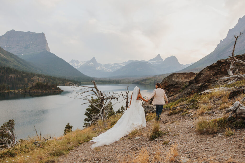 wedding couple on going to the sun road